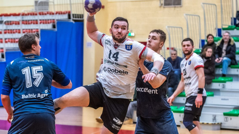Pretinieku vārtus apdraud dobelnieks Antons Šuleiko. Foto: Zigismunds Zālmanis / ZRHK Tenax Dobele
