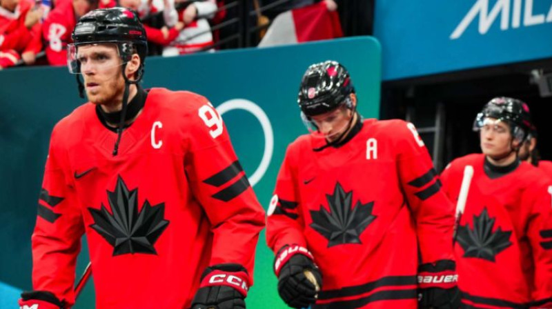 Turnīra rezultatīvākais spēlētājs Konors Makdeivids pusfinālā tika arī pie kapteiņa uzšuves. Foto: Andrea Cardin/IIHF