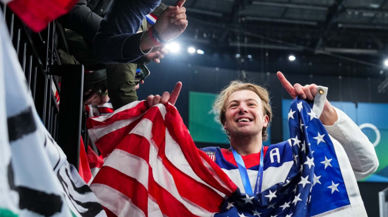 Čārlijs Makavojs pēc triumfa olimpiskajā hokeja turnīrā. Foto: Andrea Cardin/IIHF
