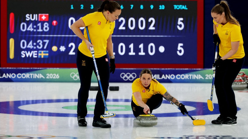 Zviedrijas kērlingistes nevainojami spēlē pēdējā endā. Foto: Reuters/Scanpix
