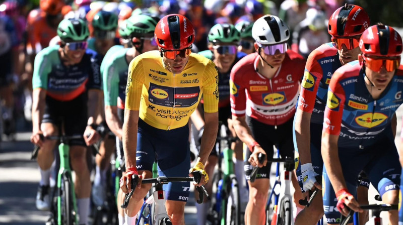 Toms Skujiņš Latvijas čempiona kreklā palīdz Ajuso uzvarēt sezonas pirmajā daudzdienā.
Foto: Lidl - Trek