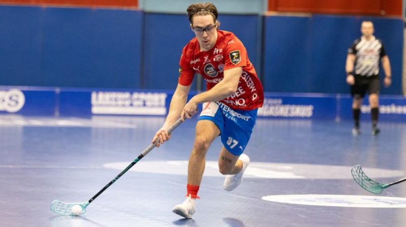 Riku Hakanens ar četrām piespēlēm nostiprinājās rezultatīvāko spēlētāju saraksta galvgalī, foto: Juha Käenmäki