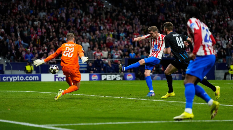 Aleksanders Sērlots panāk 3:1 pret Brigi. Foto: Manu Fernández/AP/Scanpix