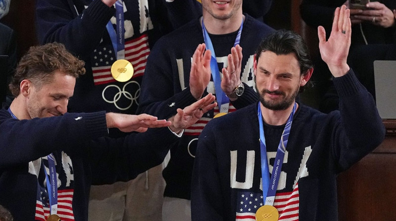 Konors Helebaks (pa labi) tiek sumināts kongresā. Foto: AP/Scanpix