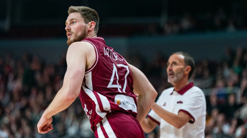Artūrs Kurucs un Sito Alonso. Foto: FIBA
