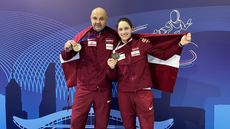 Sofija Prošina ar treneri. Foto: Bizzi / Eva Pavia & Luca Pagliaricci.