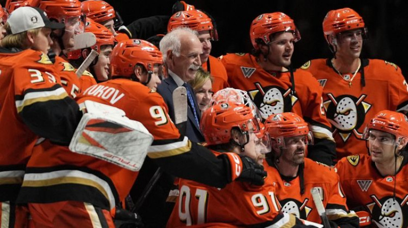 Anaheimas "Ducks" sveic savu treneri Džoelu Kvenvilu ar 1000. uzvaru NHL karjerā. Foto: AP/Scanpix