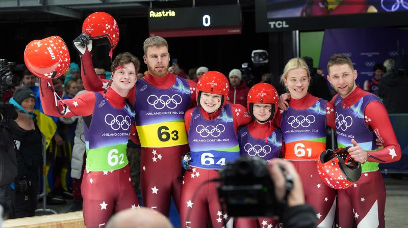 Latvijas kamaniņu izlases stafete pēc finiša demonstratīvi izcēla savas ķiveres, paužot atbalstu Ukrainas sportistam, kurš tika diskvalificēts par vēlmi izcelt karā kritušo sportistu...