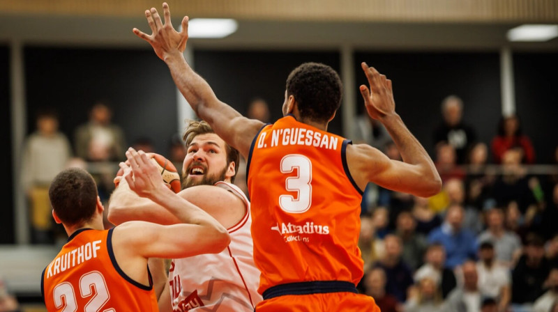 Austrietis Daniels Kopels Nīderlandes valstsvienības basketbolistu ielenkumā. Foto: FIBA