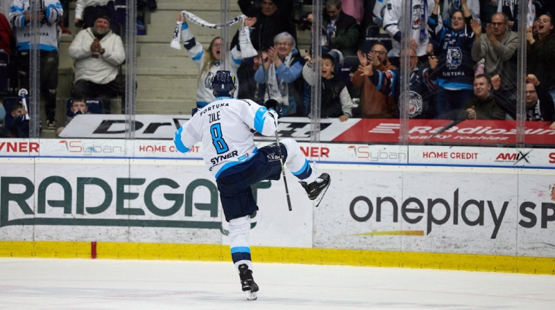 Kristaps Zīle un Liberecas līdzjutēji. Foto: Bílí Tygři Liberec