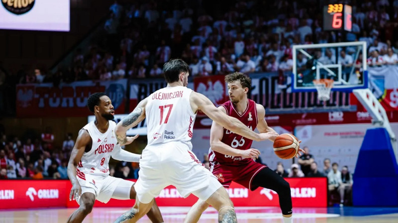 Džordans Loids, Dominiks Olejničaks un Kristers Zoriks 2026. gada 1. martā. Foto: FIBA