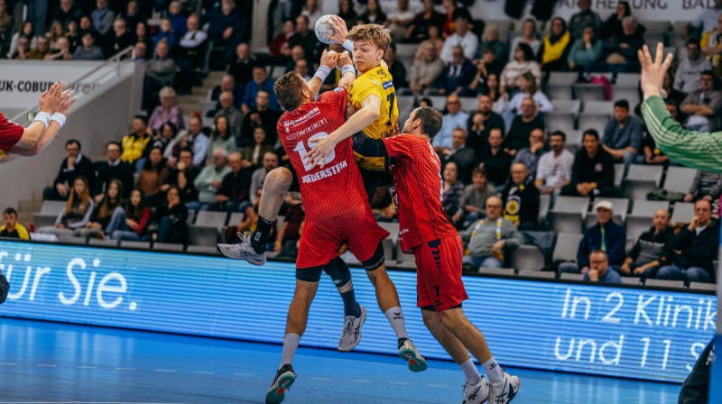 Marks Lilienfelds pretinieku tvērienā. Foto: Svenja Sommer/HSC 2000 Coburg