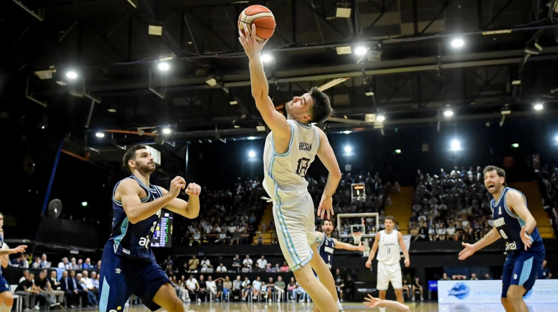 Mirklis Argentīnas un Urugvajas valstsvienību cīņā. Foto: FIBA
