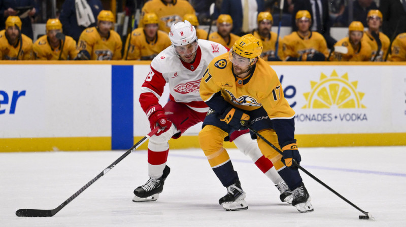 "Predators" uzbrucējs Taisons Džosts pret "Red Wings" aizsargu Benu Šaro. Foto: Steve Roberts-Imagn Images/Scanpix