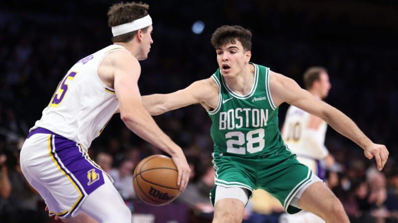 Ugo Gonsaless aizsardzībā pret "Lakers" zvaigzni Ostinu Rīvzu. Foto: AFP/Scanpix