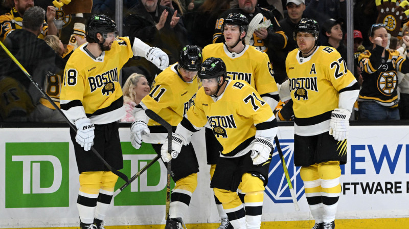 Bostonas "Bruins" uzbrucējs Viktors Arvidsons ar komandas biedriem. Foto: IMAGN IMAGES via Reuters Connect/Scanpix