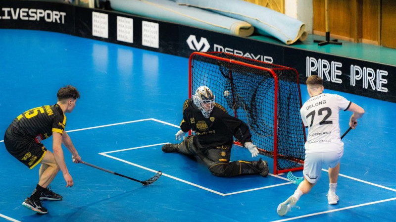 Adams Delongs gūst savus kārtējos vārtus Čehijas Superlīgā, foto: Lukáš Sedlák, SKV Florbal