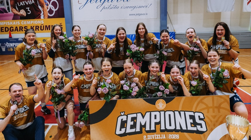 Aleksa Purmale (#4) un Jūrmalas basketbolistes. Foto: Edvards Dominiks Janītis