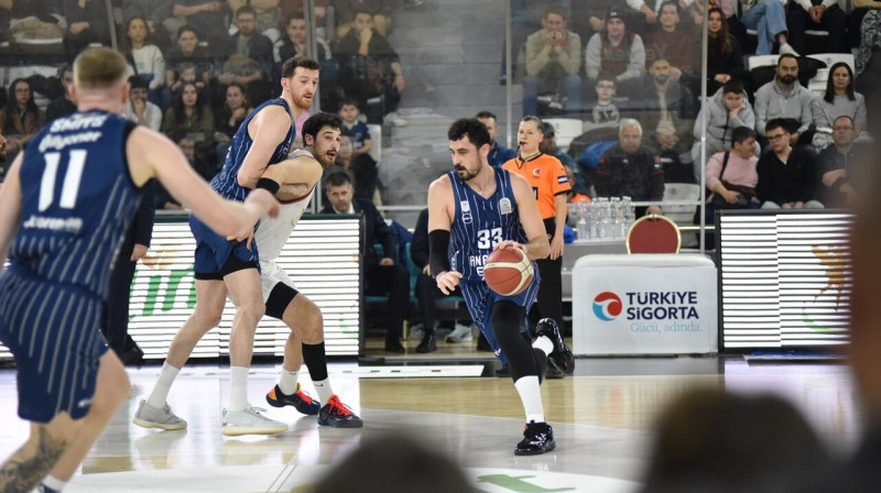 Mirklis Stambulas "Anadolu Efes" cīņā Manisā. Foto: Anadolu Efes SK