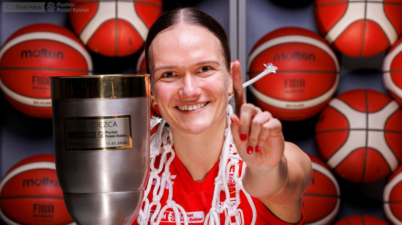 Ketija Vihmane un Polijas kauss. Foto: Basket Liga Kobiet