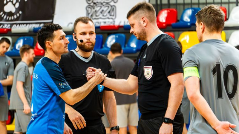 Komandu kapteiņi Vadims Atamaņukovs un Dmitrijs Kuzmins. Foto: Daugavpils Futbola skola