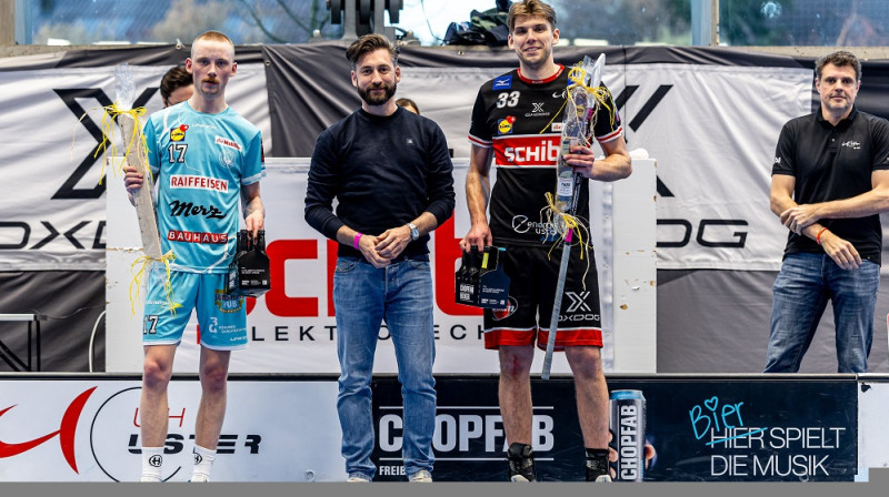 Daniels Jānis Anis (no labās) regulārās sezonas noslēdzošajā spēlē saņēma balvu kā labākais savā komandā, foto: Swiss Unihockey