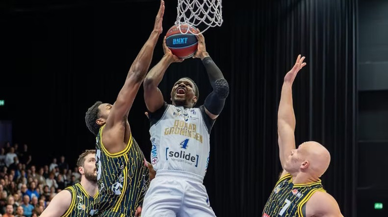 Groningenas "Donar" aizsargs Ostins Lūks uzbrukumā. Foto: ENBL