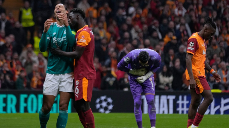 Liverpūles aizsargs Virdžils van Deiks pēc neizmantotas iespējas pret Stambulas "Galatasaray". Foto: Khalil Hamra/AP/Scanpix