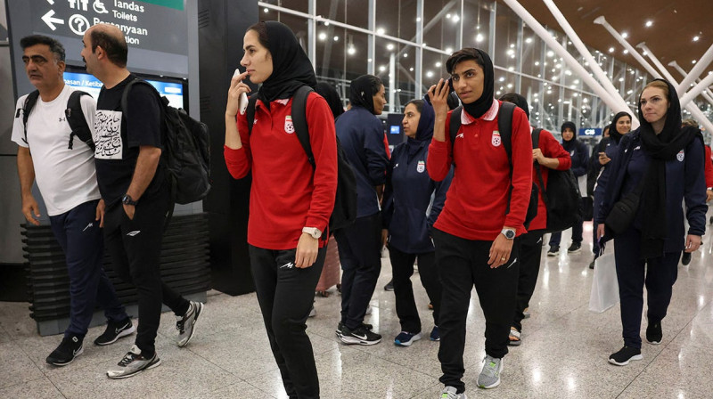 Irānas sieviešu futbola izlase ierodas Kualalumpuras lidostā, lai atgrieztos dzimtenē. Foto: Hasnoor Hussain/Reuters, foxnews.com