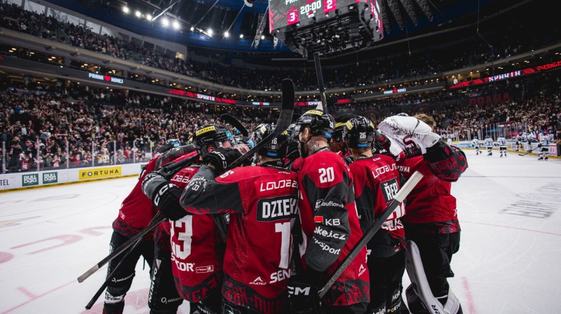 Prāgas "Spartas" hokejisti pēc panākuma Čehijas Ekstralīgas ceturtdaļfināla spēlē. Foto: HC Sparta Praha