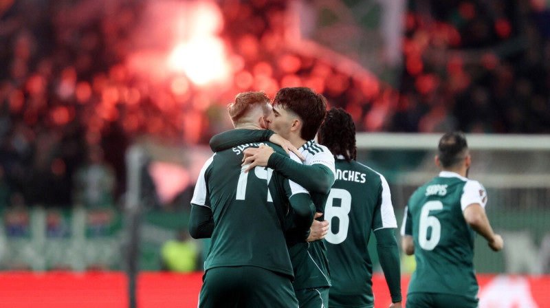 Atēnu "Panathinaikos" futbolisti Karols Šviderskis un Visente Taborda. Foto: Stelios Misinas/Reuters/Scanpix