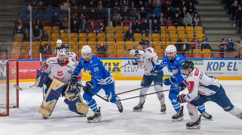 Osvencimas un Toruņas komandu cīņa, tostarp Deniss Fjodorovs (Nr. 9). Foto: Jarosław Fiedor/KS Unia Oświęcim