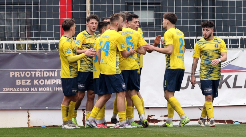 Oskars Vientiess ar komandas biedriem. Foto: Svatopluk Samler