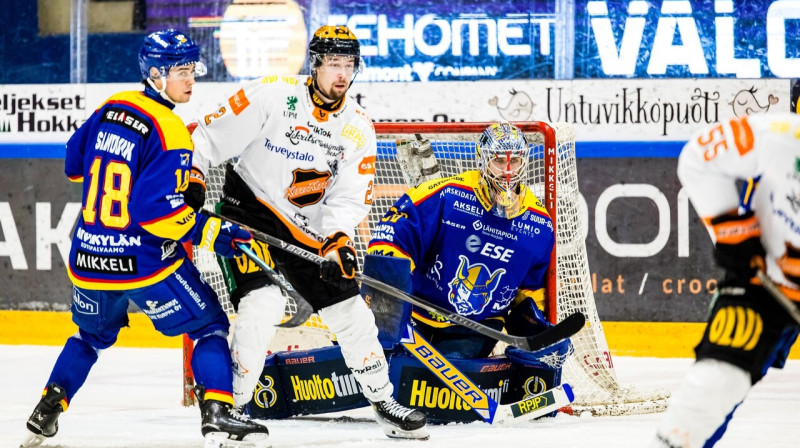 Emīls Vītols cīņā pret Kouvolas "KooKoo". Foto: Mikkelin Jukurit