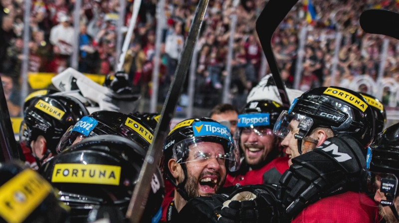 Prāgas "Spartas" hokejisti pēc uzvaras Čehijas Ekstralīgas ceturtdaļfināla sērijā. Foto: HC Sparta Praha