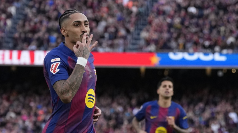 Rafinja svin trešo vārtu guvumu spēlē pret "Sevilla". Foto: EPA/Enric Fontcuberta/Scanpix