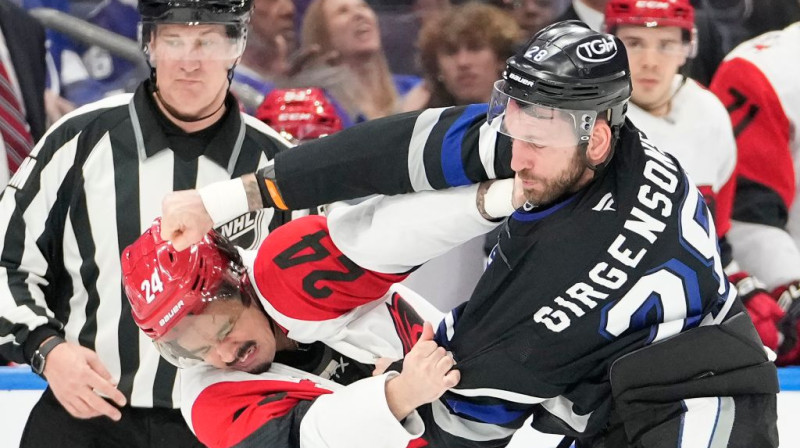 Zemgus Girgensons izvicina dūres. Foto. AP. Scanpix