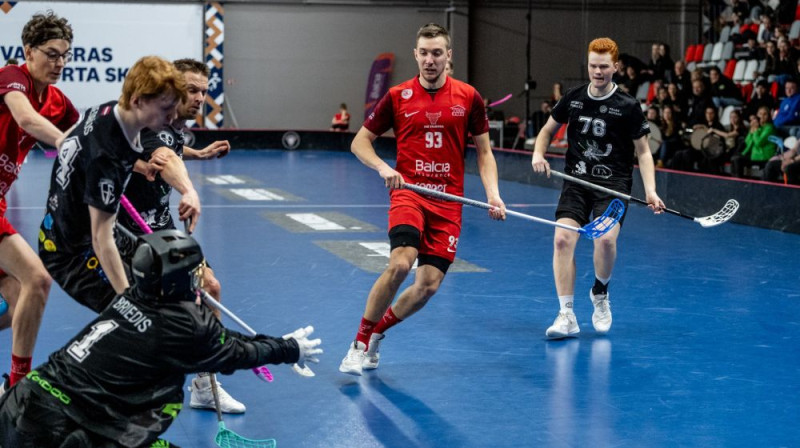 Gvido Lauga (centrā) pārsniedzis 800 gūto punktu robežu virslīgā, foto: Jānis Lārmanis, Floorball.lv