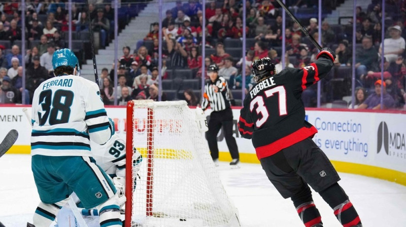 Otavas "Senators" uzbrucējs Vorens Fogele svin vārtu guvumu spēlē pret Sanhosē "Sharks". Foto: Chris Tanouye/Getty Images via AFP/Scanpix