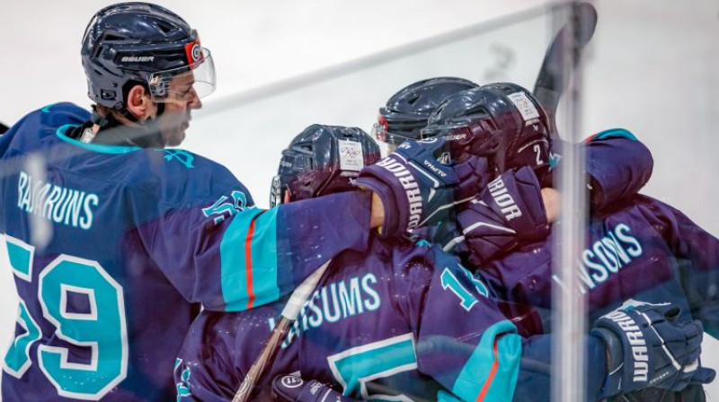 Eduards Jansons (#2) ar komandas biedriem. Foto: LHF