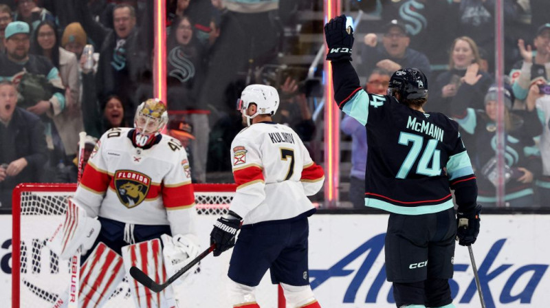 Sietlas hokejists gūst vārtus. Foto. AFP. Scanpix