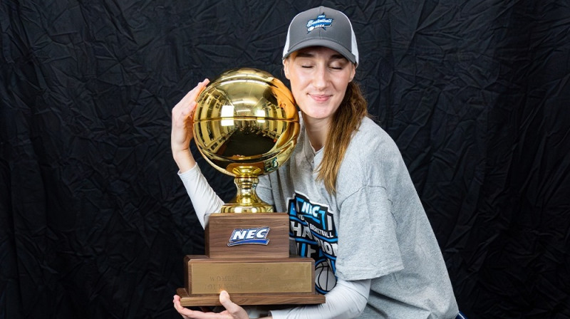 Madlēna Ģērķe un NEC čempionu kauss 2026. gada 15. martā. Foto: FDU