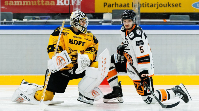 Gustavs Grigals (SaiPa) un Artūrs Andžāns (HPK). Foto: SaiPa Lapeenranta
