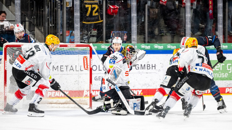 Kristers Gudļevskis cīņā pret Nirnbergas "Ice Tigers". Foto: Thomas Hahn/Eibner-Pressefoto/Scanpix