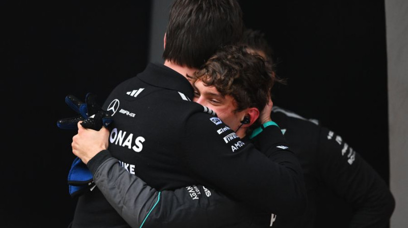 Toto Volfs un Kimi Antonelli. Foto: https://www.facebook.com/MercedesAMGF1