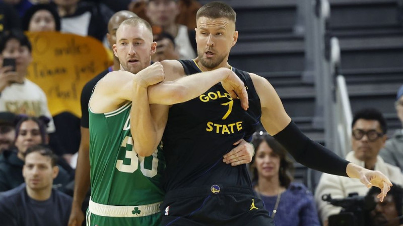 Kristaps Porziņģis pret Semu Hauzeru Foto: EPA/Scanpix