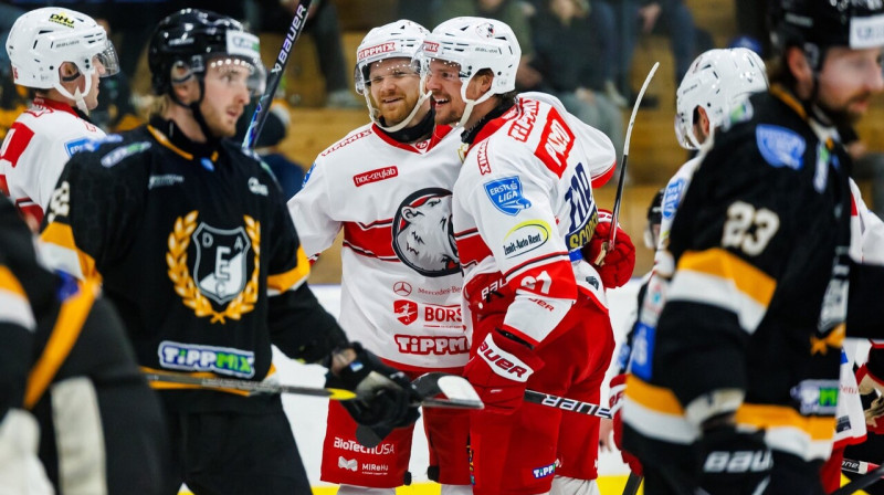 Ēriks Žohovs ar komandas biedriem pēc vārtu guvuma Debrecenā. Foto: NGS Photo/DVTK Jegesmedvék