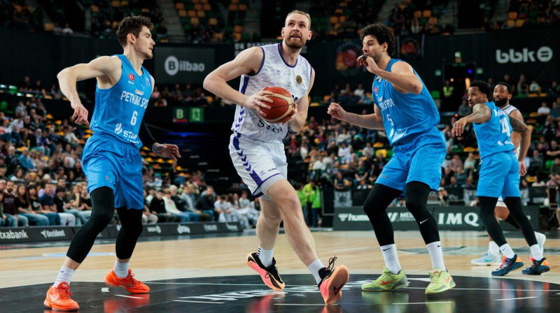 Roberts Blumbergs aizsardzībā pret islandieti Trigvi Hlinasonu ("Bilbao"). Foto: FIBA