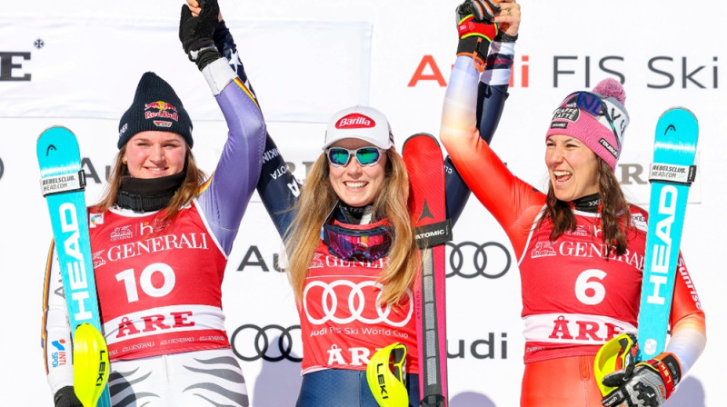 No kreisās: E.Aihere, M.ŠIfrina, V.Holdenere. Foto: Ski racing media/Gepa.