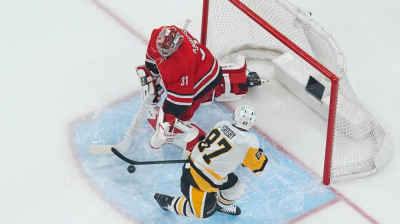 Frederiks Andersens un Sidnijs Krosbijs. Foto: IMAGN IMAGES via Reuters Connect/Scanpix